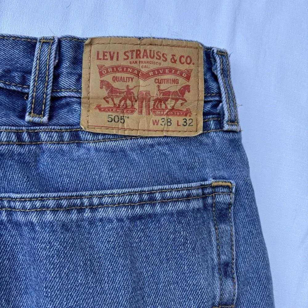 Levi's Men's 38/32 505 Classic Medium Blue Jean Straight‎ Leg